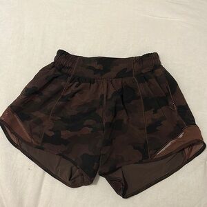 Brown Camo lululemon hotty hot shorts size 2 4 inch/long line